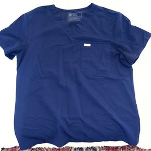 men’s figs short sleeve three pocket scrub top navy size L